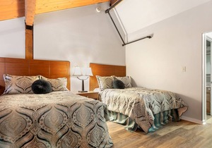 Updated Mountain Inn unit with open loft - accomodates 2