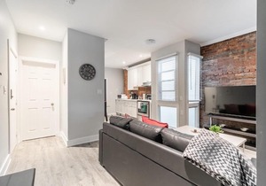 Upscale 2BR Apt - Prime Location with Netflix