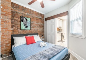 Upscale 2BR Apt - Prime Location with Netflix