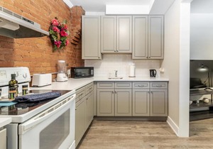 Upscale 2BR Apt w King Bed & Netflix