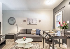 Upscale 2BR Apt with King Bed and Netflix- Prime Location!