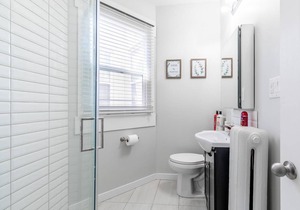 Upscale 2BR Apt with King Bed and Netflix- Prime Location!