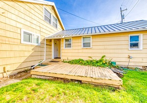 Welcoming dog-friendly retreat near beach, parks, and Lake Lytle