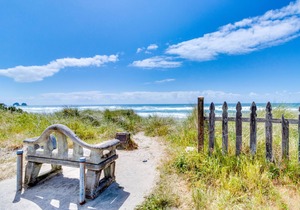 Welcoming dog-friendly retreat near beach, parks, and Lake Lytle