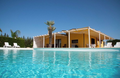 Melissano Villa | è una villa con piscina immersa nel verde, è vicina a Gallipoli, Otranto e Leuca
