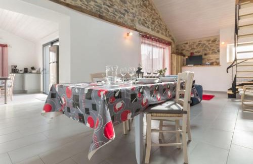Saint Viaud House | *Étable Rénovée en Campagne à 20km de la Mer - Idéale Familles avec Jeux et Vélos Enfants* - FR-1-306-1047