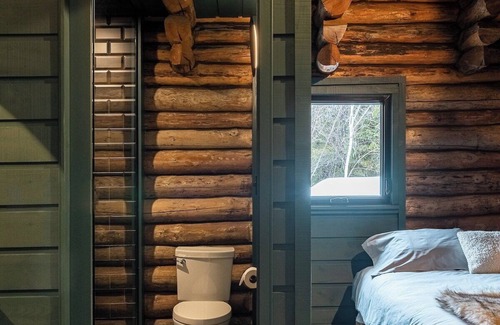 Saint-Simeon Cabin | ÖBois Charlevoix: L'Écurie 1 (bedroom)
