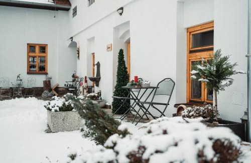 Smizany Apartment | ČÁKYHO KÚRIA - mezonetový apartmán s krbom a saunami