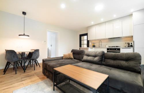 Krzyki Apartment | Świeradowska 12 by Homeprime