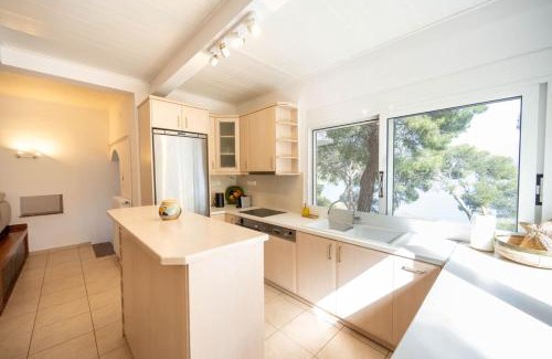 Loutraki-Agioi Theodoroi House | Αeraki Cottage at Heraion Lagoon