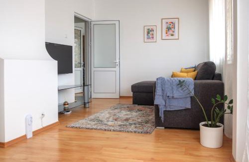 Yambol Apartment | Апартамент за гости Бажолета - светъл и уютен дом в сърцето на Ямбол