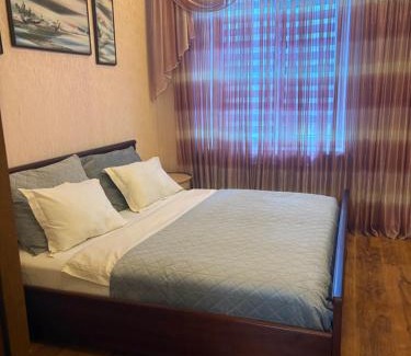 Kryvyi Rih Villa | Будинок повністю з вже ввімкненим опаленням і теплою підлогою на центральному проспекті,з вуличною зоною відпочинку з великим сучасним грилем, два санвузли, три великих Смарт TV, преміум підписки, ЗВІТНІ ДОКУМЕНТИ