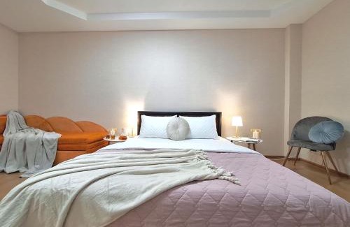 Sukhinovka Apartment | Велике ліжечко на Садовому. Мережа Alex Apartments. Цілодобове безконтактне заселення