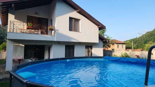 Beli Osum House | Двете къщи в планината