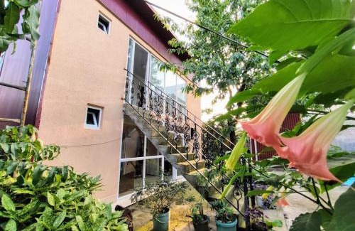 Chakvi House | Двухэтажный дом Людмилы с тремя спальнями и кухней, в Чакви, в 300 метрах от моря