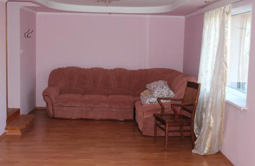 Palyanytsya Cabin | Кімната з диваном