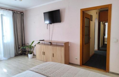 Desnyans'kyi District Apartment | Однокімнатна на Троєщині