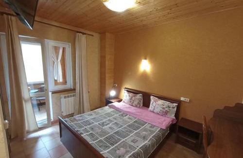 Skhidnytsya House | Садиба Леонтія