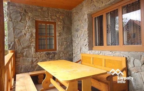 Nizhneye Sinevidnoye Cabin | Садиба У Романа