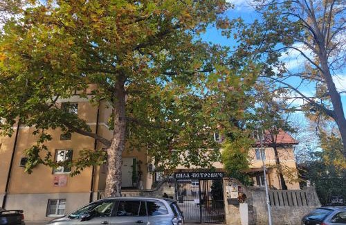 Hisarja House | Стаи за гости Писателите