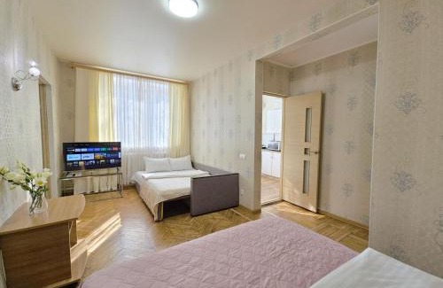 Svitlogirske Apartment | У центрі 2 кімнатна квартира біля ЦУМу з власною закритою парковкою. Мережа Alex Apartments