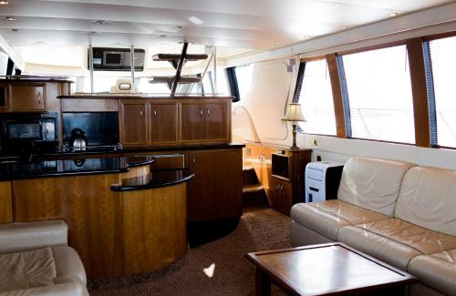 Kapchagay Boat Rental | Яхта Carver 57