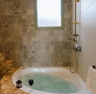 Merhav Am Cabin | אבן על הנחל