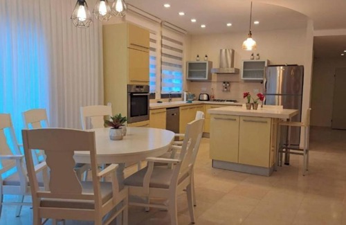 Bene Beraq Villa | אבני החושן- Avnei Hoshen - One-Bedroom Apartment