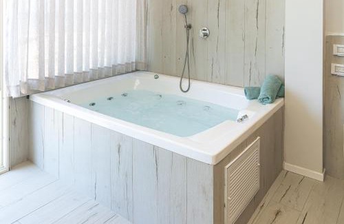 Haifa Apartment | בית חוף מושלם עם גקוזי ומרפסת - Beachside Bliss W jacuzzi