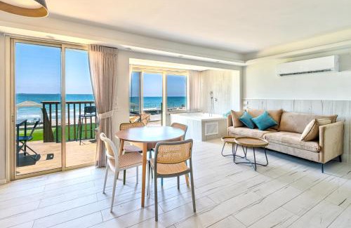 Haifa Apartment | בית חוף מושלם עם גקוזי ומרפסת - Beachside Bliss W jacuzzi