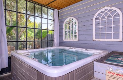Yavne'el Bed & Breakfast | בקתות ילוז של רשת לב הגולן - 6 צימרים מקסימים עם בריכה משותפת ליד הכנרת