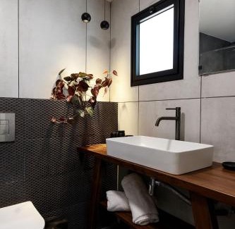 Rishon LeTsiyon Apartment | דירה שקטה ומעוצבת עם ג'קוזי במרכז ראשלצ