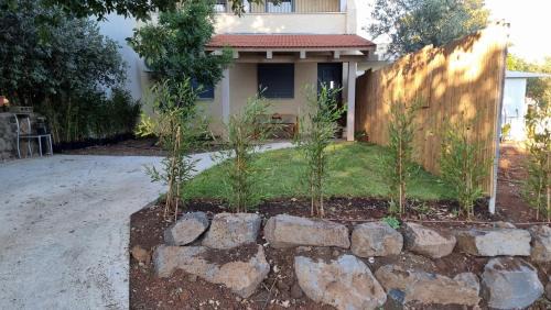 Ein Zivan Apartment | חדרי אירוח בהט