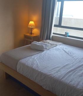 Petah Tikva Apartment | ים ומדבר