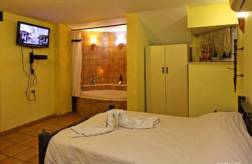 Migdal Cabin | נופש דביר - צימרים מהממים למשפחות עם ג'קוזי ובריכה ליד הכנרת