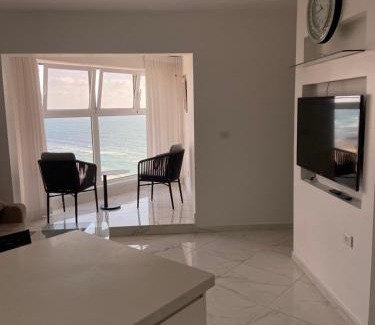 Bat Yam Apartment | סוויטת תשוקה על הים - Passion Suite by the Sea