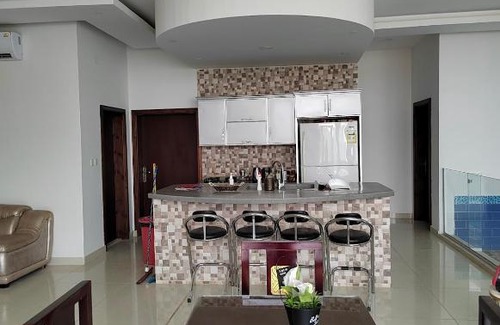 Buraydah Ski Chalet | شاليه بصالة مطلة على مسبح