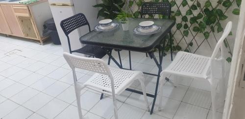 Tabuk Apartment | شقة بنظام فندقي بعقار سكني عائلي بغرفتين نوم ومجلس دور أرضي مخدوم غرفة نوم رئيسه بسرير كبير حمام خاص وغرفة نوم ثانية ب 3 اسرة مفردة وبحمام مستقل و مطبخ مجهز و مجلس و مدخل مستقل الارخص بالنظام الفندقي الخاص