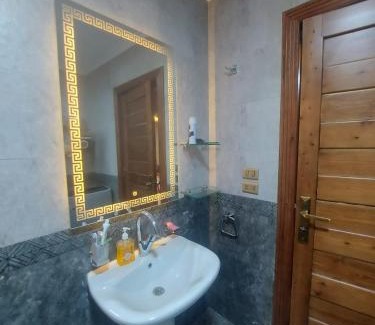 Ash-Sharabiyah Apartment | شقه في جاردينيا الماظه تحتوى على ٣غرف مكيفه وريسبشن وحمام ومطبخ وريسبشن وبلكونه بجوار سنتر الماظه وسنتر سيتي ستارز الدور الثالث ولها موقع متميز وبلكونه تطل علي مول الكمبوند