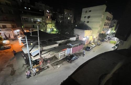 Mansoura Apartment | غرفه واحده فقط داخل شقه بها سرير ١٢٠ سم ومروحه ودولاب وكراسي