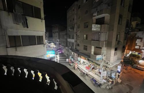 Mansoura Apartment | غرفه واحده فقط داخل شقه بها سرير ١٢٠ سم ومروحه ودولاب وكراسي