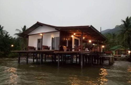 Ko Chang House | ชานไม้ ใน เล เกาะช้าง