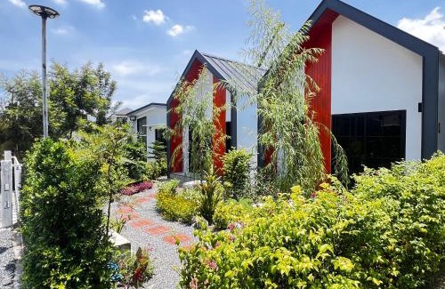 Racha Thewa Ski Chalet | บ้านต้นลมสุวรรณภูมิ Baantonlom suvarnabhumi