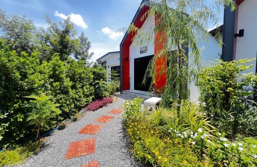 Racha Thewa Ski Chalet | บ้านต้นลมสุวรรณภูมิ Baantonlom suvarnabhumi