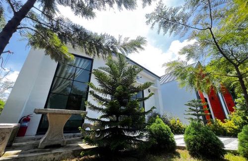 Racha Thewa Ski Chalet | บ้านต้นลมสุวรรณภูมิ Baantonlom suvarnabhumi