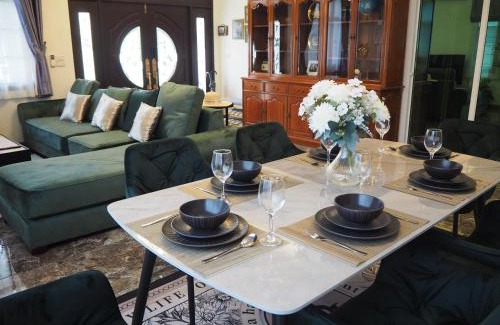 Siri Watthana Niwet Resort | บ้านสไตล์รวมสมัย ในเมืองเชียงใหม่ ใกล้สนามบิน