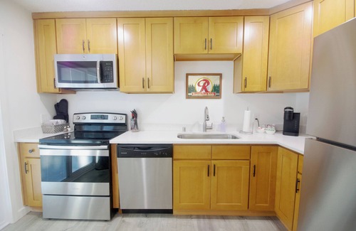 South Tacoma Apartment | ᗌᗌᗌ Fresh & new 1br. Jukebox, king bed, A/C