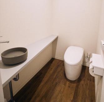 Ryuga Onsen Apartment | 「まちのオアシス」STAY UWU 005 空を眺める半露天風呂
