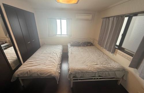 Kameido Apartment | 亀戸民泊3階ダブルベット1つシングルベッド1つ