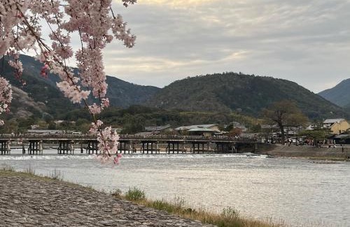Arashiyama Apartment | 嵐山 天龍の宿 駐車無料 一棟貸切 最大5人 Dragon Legend Arashiyama Central Private Rare Modern House Free Parking Max 5ppl